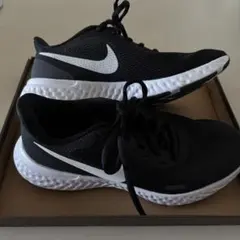 ★美品★NIKE ナイキ レボリューション 5 ランニング トレーニング 24