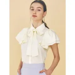 【専用】【オフホワイト】MERCURYDUO ラッフルブラウスのサムネイル
