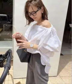 roughlow オフショルダーリボン付きホワイトブラウス