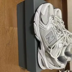 シルバー スニーカー