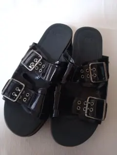 （10832）UGG エナメル　ブラック 厚底サンダル