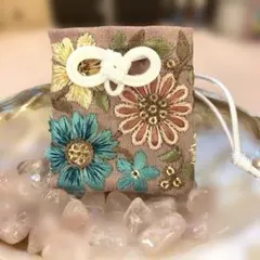 インド刺繍リボン　小さなお守り袋(くすみピンク×カラフルなお花刺繍) 白紐