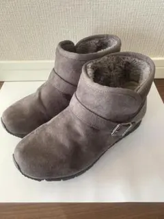グレー スエード ショートブーツ サイドバックル付き