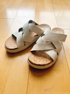 【美品】KEEN キーン クロスストラップ サンダル ベージュ 24cmのサムネイル