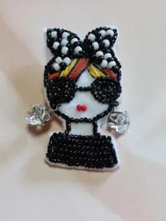 白黒のカチューシャが可愛い女の子　ビーズ刺繍ブローチ　ハンドメイド