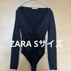 ZARAのフロントギャザーデザインが特徴的なブラックの長袖ボディスーツ