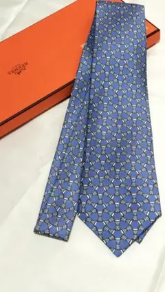 HERMES エルメス ネクタイ 猫 ネズミ柄 ブルー　剣先大きめ　箱あり HERMES エルメス ネクタイ 猫 ネズミ柄 ブルー 剣先大きめ 箱あり