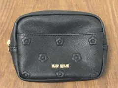 MARYQUANT シンプルエンボスデイジーミニポーチ ブラックのサムネイル
