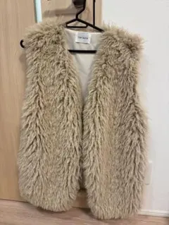ベージュ ファー風 ノーカラーベスト