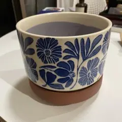 青い花柄の陶器鉢と受け皿