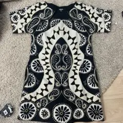 DKNY 刺繍入り半袖ワンピースサイズ2のサムネイル