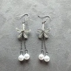 桜の花シルバー樹脂製パールロングピアス　両耳用レディース