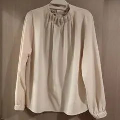 クリーム色の長袖ブラウス