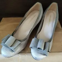 リボン付きグレー中ヒールパンプス