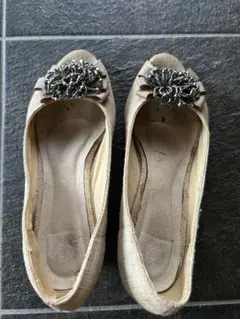 ビーズ付きフラワーモチーフ ベージュパンプス　24cm