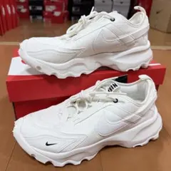 NIKE TC7900 DD9682-100 新品　24.0