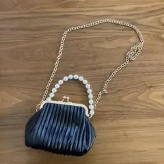 黒いプリーツクラッチバッグ