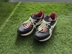 レッド スニーカー