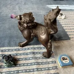 銅製 獅子 置物 狛犬 彫刻 台座付き - メルカリ