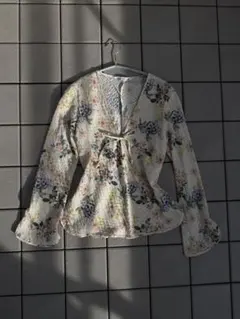 ZARA フラワープリントVネック長袖ブラウス
