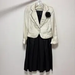 ワンピーススーツ　コサージュ付き