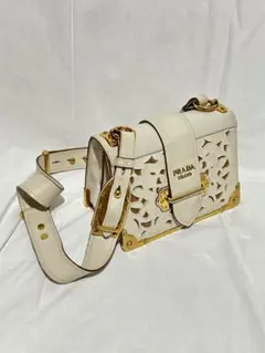 希少　PRADA レザーカット　カイエホワイトレザー25 ショルダーバッグ