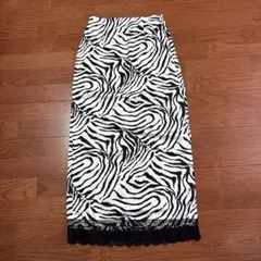 FOREVER 21 ゼブラ柄 ロングスカート レース裾のサムネイル