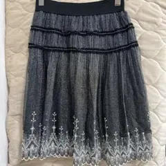 美品　アクシーズラメ入り刺繍スカート(送料込み)