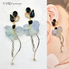 【402】ブラックビジュー　ランダム花びら　ひねりチャーム　ピアス　イヤリング