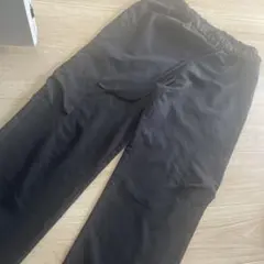 黒いカーゴパンツ ゴムウエスト・サイドポケット付き
