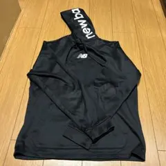 ニューバランスパーカー　黒　シンプルロゴ