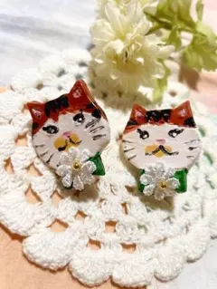 三毛猫 花 イヤリング｜ハンドメイド