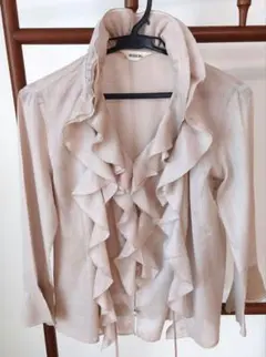 インゲボルグ　フリルデザイン ベージュブラウス·八分袖ジャケット