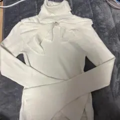 リボン付きホワイトタートルネックセーター