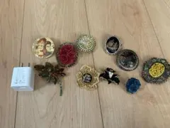 多様なデザインの金属製ブローチセット