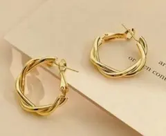 【大人気！】カジュアルなおしゃれにも！K18ゴールドツイストフープピアス 18金