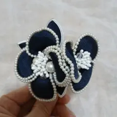 ネイビー花型ブローチ