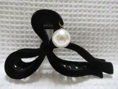 パール付き　ブラック系色フロッキー加工のリボン型バンスクリップ　少々難アリ