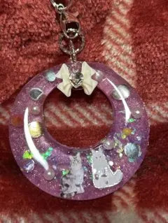 ハンドメイド　レジン紫色のリースモチーフ猫ストラップ