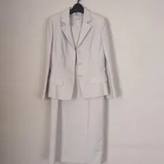 ホワイト系スーツセット（ジャケット＋ワンピース）