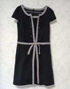 黒のボタン付きひざ丈ワンピース