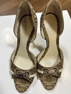 グッチ、ベージュ オープントゥ ハイヒール
