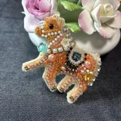 ビーズ刺繍ブローチ☆オレンジの馬☆ハンドメイドアクセサリー♡干支　午年　馬