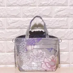 帯リメイク　孔雀 花 ラメモダン柄刺繍　あおりポケット　紺色巾着トート　2WAY