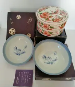 青い花柄ボウル2つとたち吉赤絵二段容器のセット