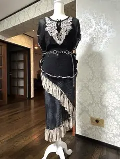 2点トップスセットアップ　黒のビスチェ風キャミとレース刺繍チュニック