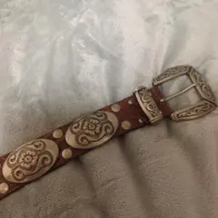 装飾的バックルのブラウンレザーベルト