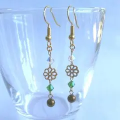 メタルパーツとクリスタルビーズのピアス