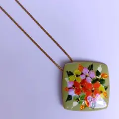 【手作り・一点物】七宝焼ペンダント　花柄　スクエア　ゴールドカラーチェーン