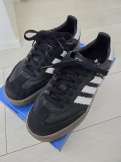 adidas ブラック ホワイト スニーカー